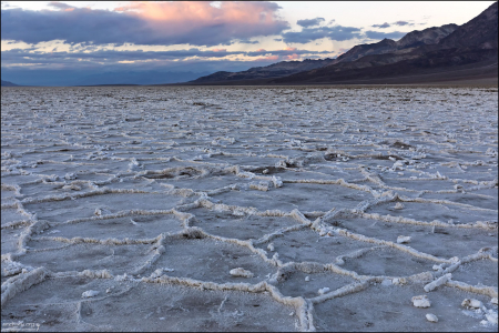Эти узоры особенно красивы на рассвете или закате, когда низкий угол солнечного света подчеркивает рельеф гексагональных форм.
Зимой, после дождей, узоры иногда покрываются тонким слоем воды, что превращает бассейн в гигантское зеркало.