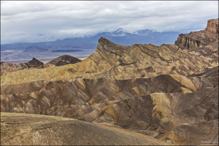 Забриски-Пойнт (Zabriskie Point) — одно из самых известных и живописных мест в Долине Смерти (штат Калифорния).