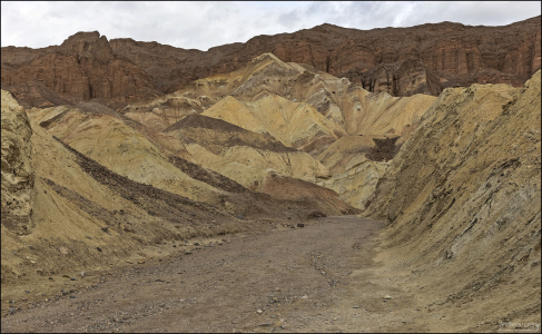 Начало тропы Golden Canyon Trail. Общая длина маршрута туда-обратно: 6,4 км.