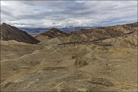 На протяжении маршрута можно наблюдать результат многовековой эрозии, сформировавшей овраги, трещины и причудливые формы.