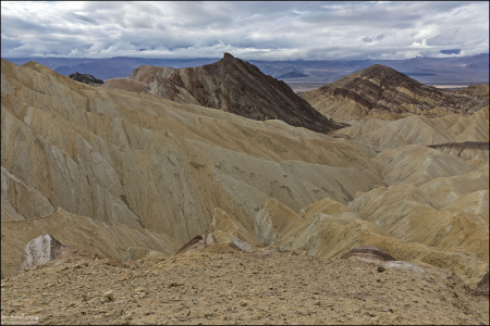 Тропа получила свое название благодаря золотисто-желтым оттенкам стен каньона, которые возникают из-за минералов в породах (в основном оксидов железа и серы). На рассвете и закате скалы сияют особенно ярко, что делает маршрут популярным среди фотографов.