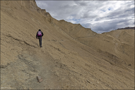 Тропа Golden Canyon Trail проходит через осадочные породы, оставшиеся от древнего озера Furnace Creek, существовавшего миллионы лет назад.