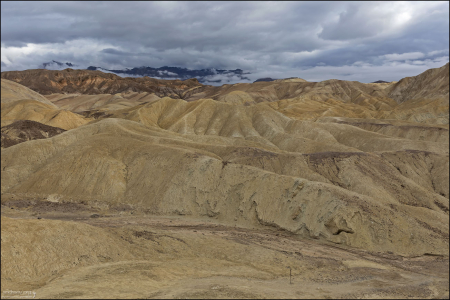 По пути видны отложения вулканического пепла, которые чередуются с песчаником и глиной.