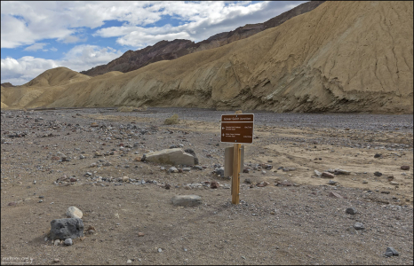 Gower Gulch Junction - пересечение троп и сеть сухих русел рек и оврагов (известных как "гулчи"), которые были сформированы дождевыми потоками и эрозией.