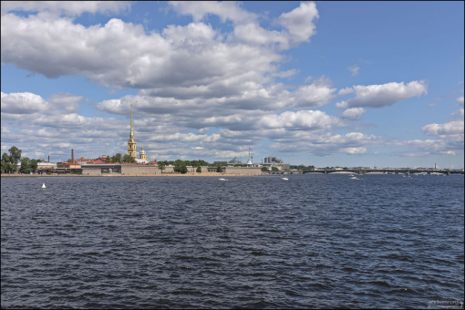 Вид на Петропавловскую крепость с Биржевого моста.