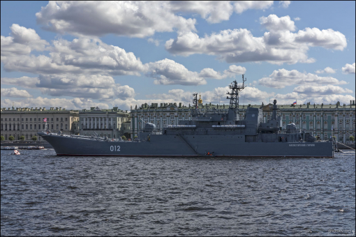 Российский десантный корабль "Оленегорский горняк" в акватории Большой Невы. Экипаж: 98 человек, в том числе 17 офицеров.