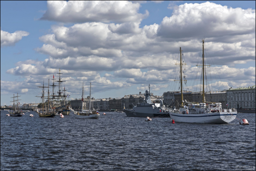 Яхты и корабли выстраиваются в Неве по случаю парада ВМФ.