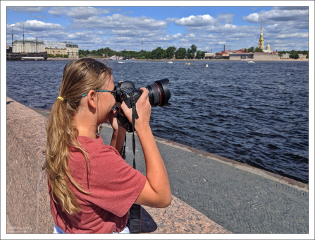 Саша на Дворцовом мосту через Неву.
