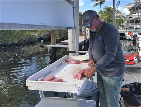 Джим разделывает наш улов.
