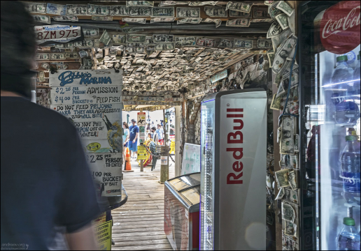 Robbie’s of Islamorada – культовое место в Исламораде (Флорида-Кис), известное своими кормлениями тарпонов, рестораном у воды и возможностями для рыбалки и водных развлечений.