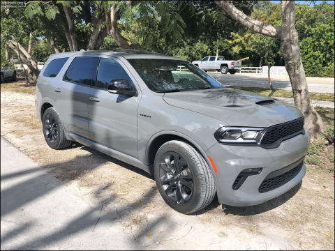 Огромный Dodge Durango на стоянке в деревне Islamorada, Флоридские Ключи.