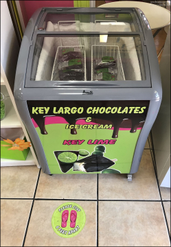 Культовый десерт Флорида-Кис - пирог Key Lime Pie и мороженое Key Lime ice cream.
Десерт появился ещё в XIX веке: считается, что его начали готовить рыбаки и моряки, у которых не было свежего молока, но были консервированное сгущённое молоко, лаймы и яйца. Готовить пирог без выпечки было удобно в жарком климате.