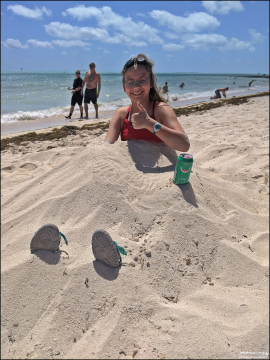 Саша на пляже Sombrero Beach.
Находится в городе Марофон (Marathon) на островах Флорида-Кис. Это один из немногих песчаных пляжей в этом регионе, так как побережье здесь обычно скалистое или мангровое.