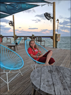 Вечер на пирсе гостиницы Postcard Inn Beach Resort and Marina.