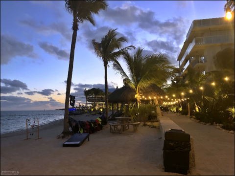 Очень красивая территория гостиничного комплекса Postcard Inn Beach Resort and Marina.
Полностью реконструирована в ноябре 2024 года, и сейчас называется "Three Waters Resort & Marina".
<a href="https://www.booking.com/hotel/us/holiday-isle-beach-resort-and-marina.en-us.html?aid=353911" target="_blank">Забронировать >></a>