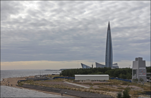 Вид на Лахта-центр с Яхтенного моста.