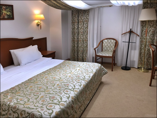 Двухкомнатный люкс с оригинальными окнами «мансардного типа» (шторы на потолке) в гостинице «Ассамблея Никитская».