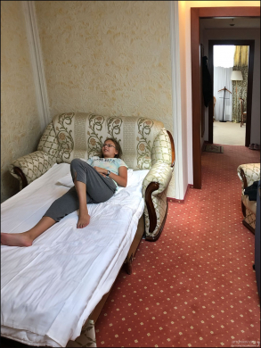 Вторая комната гостиничного номера в Москве.