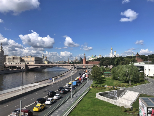 Движение на Москворецкой набережной возле парка Зарядье.