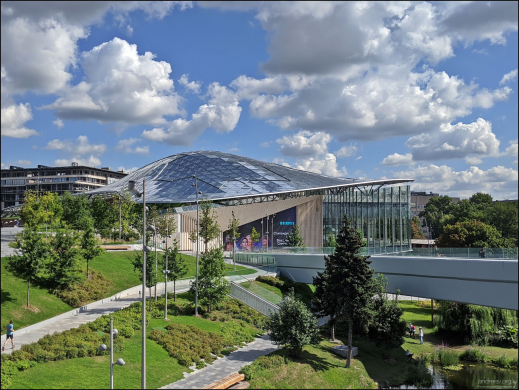 "Стеклянная кора" - навес, создающий искусственный микроклимат для теплолюбивых растений. Парк Зарядье.