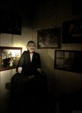 Билли «Мертвая тишина». Билли — кукла-чревовещатель, персонаж фильма «Мертвая тишина». Билли и его хозяйка Мэри Шоу выступали в кукольном театре, когда один из маленьких зрителей...