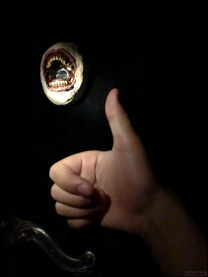 Веселенькие челюсти в темноте.