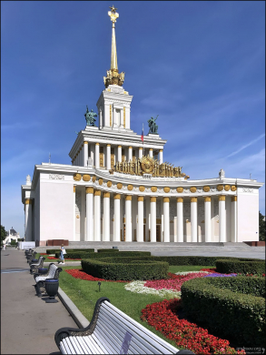 Павильон №1 на ВДНХ, построен в 1954 году. Высота павильона со шпилем — 90 метров.