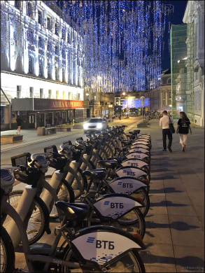 Велопарковка напротив Московского театра оперетты на ул. Большая Дмитровка.