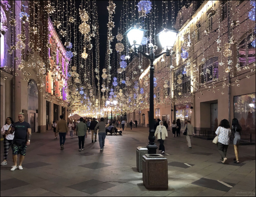 Улица Никольская украшена световой инсталляцией из километров гирлянд.