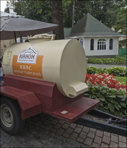 Продажа из цистерны монастырского кваса.