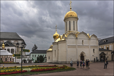 Свято-Троицкий собор - православный храм в городе Сергиевом Посаде Московской области, древнейшее из сохранившихся зданий Троице-Сергиевой лавры. Главной святыней собора являются мощи преподобного Сергия Радонежского.