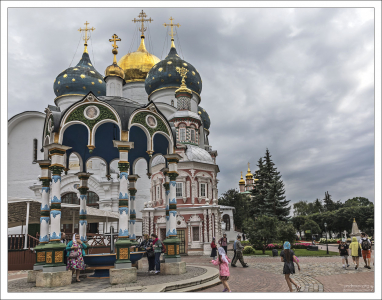 Сень над крестом на Соборной площади. Троице-Сергиева лавра.