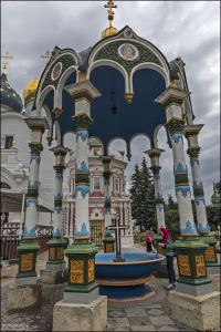 Сень возведена на месте обретения чудотворного источника в конце XVII века.