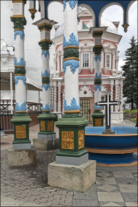 В центре бассейна установлен крест, из горизонтальной перекладины которого в бассейн стекает целебная вода, поступающая из Успенского кладезя.