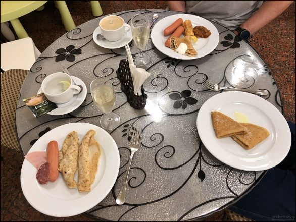 Завтрак в гостинице «Купцов дом» в центре Ярославля.