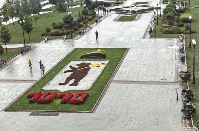 Изображения медведя в Ярославле присутствуют везде – от герба, до крышек канализационных люков. Даже некоторые кусты подстригают в форме медвежьих фигурок.