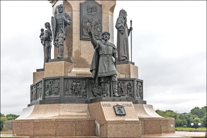 Памятник 1000-летию Ярославля расположен в историческом центре города, в нижнем ярусе парка на Стрелке. Открыт 10 сентября 2010 года.
На постаменте размещены пять бронзовых фигур: князя-основателя города — Ярослава Мудрого, а также фигуры-образы Ярославны с младенцем, воина, православного священника и горожанина.