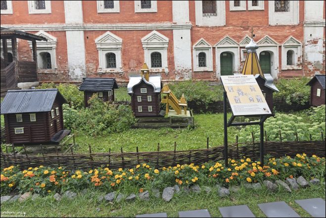 Ульи для пчел, изготовленные в виде макетов исторических построек, существовавших на территории Угличского района.