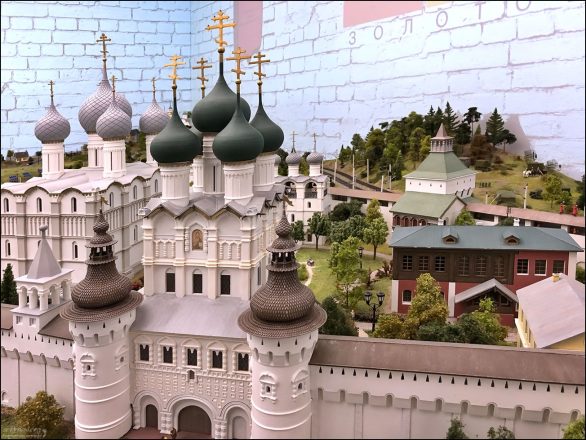 Ростовский Кремль. Видна крытая галерея, где бегают герои фильма «Иван Васильевич меняет профессию».