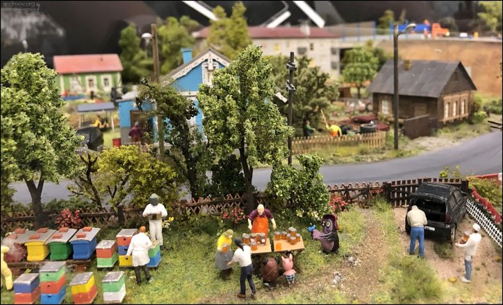 Винни-Пух, Пятачок и Сова покупают мёд на пасеке в Ярославской области.