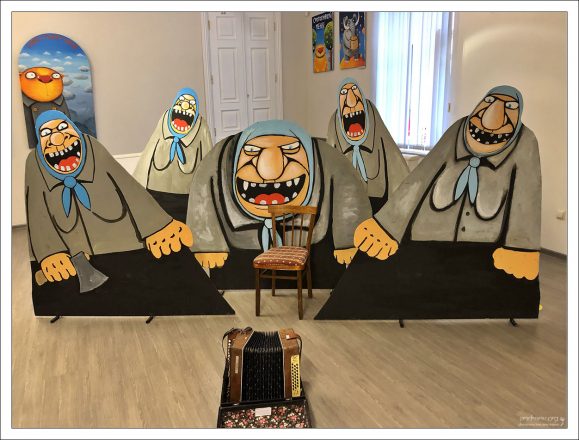 Человекообразные бабушки и баян.