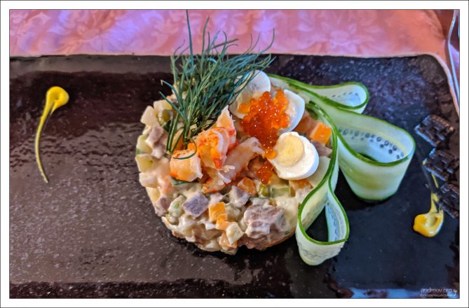 Оливье с вареным языком, креветками и красной икрой от "Иоанна Васильевича".