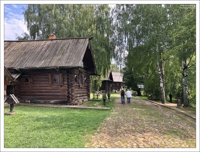 Основная территория музея-заповедника располагается за южной стеной Ипатьевского монастыря, при впадении реки Костромы в Волгу.