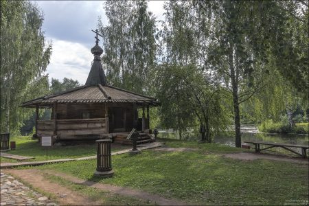 Шатровая часовня (конец XVII века) на речном берегу в Костромской слободе. Привезена из деревни Большое Токарево Солигаличского района в 1969 году.