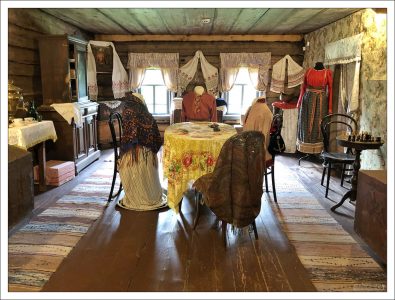 Дом Липатова — огромная двухэтажная изба, внутри которой устроена интересная этнографическая коллекция.