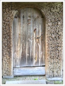 Пример верхневолжской корабельной резьбы на дверной раме в доме крестьянина-лесопромышленника Андрея Григорьевича Серова из деревни Мытищи Макарьевского района, 1873 год.