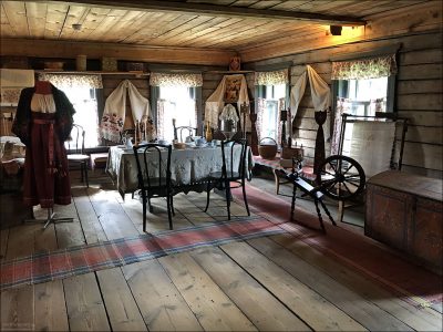 Теплая горница в доме Липатова. Здесь расположен бельевой комод, буфет, всевозможные шкафчики, ткацкий станок, расписные прялки, и венские стулья, чрезвычайно модные в конце 19 века.