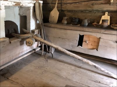 Ухват и русская печь в доме Липатова.