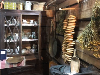 Торговая лавка в доме Липатова.
Для своей лавки хозяин выбрал красную линию – первый этаж, причем с отдельным от остального дома входом для посетителей.