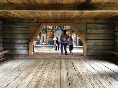 Вид на трапезную и алтарь храма Ильи Пророка.